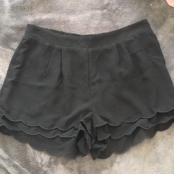 Black flowy shorts w/ pockets and scallop details - Picture 1 of 5